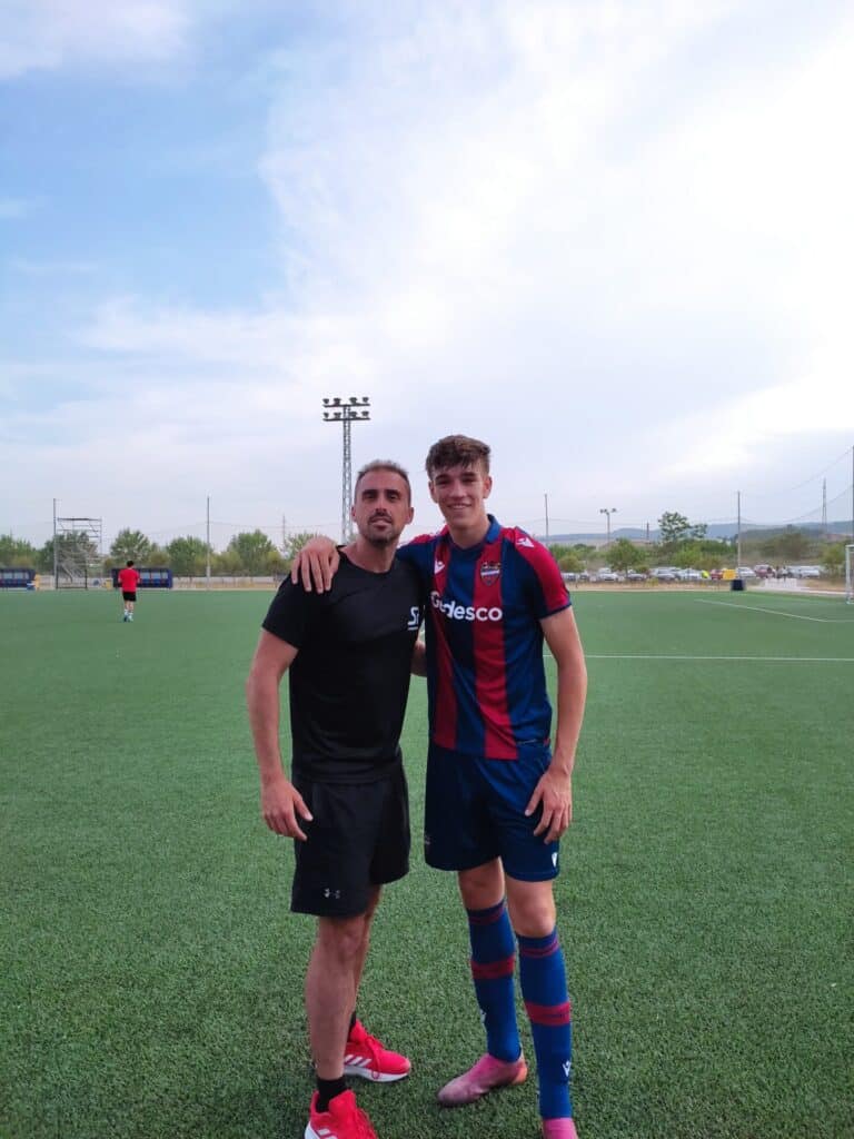 Comunidad de fútbol celebrando un logro con el preparador físico Sergio Palomares en Paterna